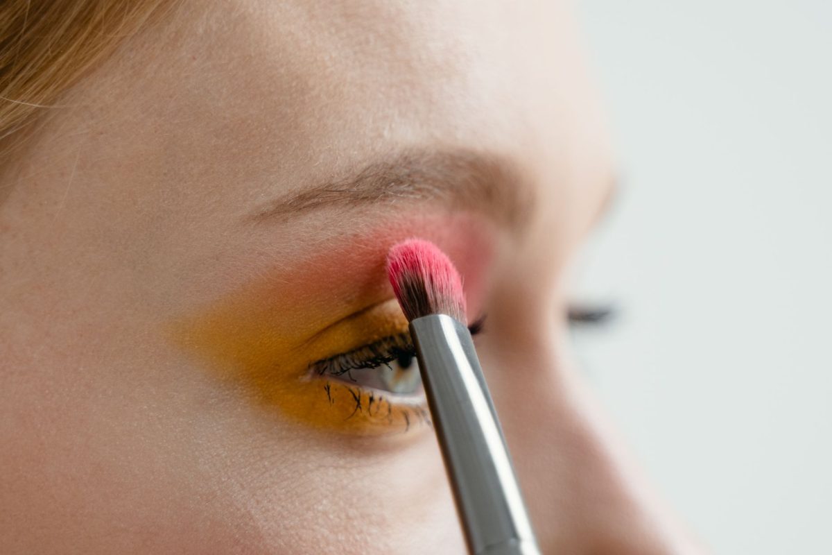 Le retour des lèvres givrés : une tendance des années 90 qui transforme votre routine beauté